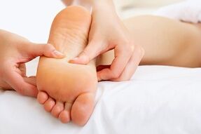 Massage classique des pieds pour les varices.