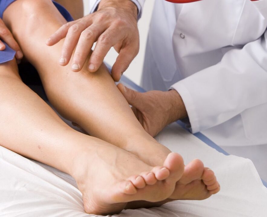 médecin examine la jambe avec des varices